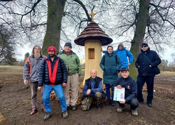 TÁBORSKÁ STRAVENKA UKLÍZÍ ODPADKY V AREÁLU KOMORA PO MS V CYKLOKROSU