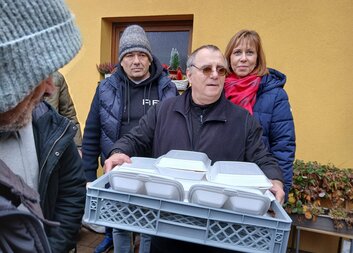 Vánoční setkání s lidmi bez domova v Klokotech: mše, oběd a lidská blízkost